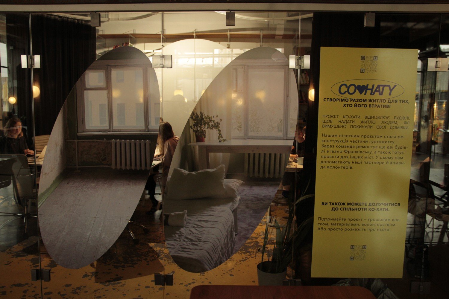 Plakat Projektu CoHaty na drzwiach do Metalabu, Promprylad Renovation / fot. L. Włodek